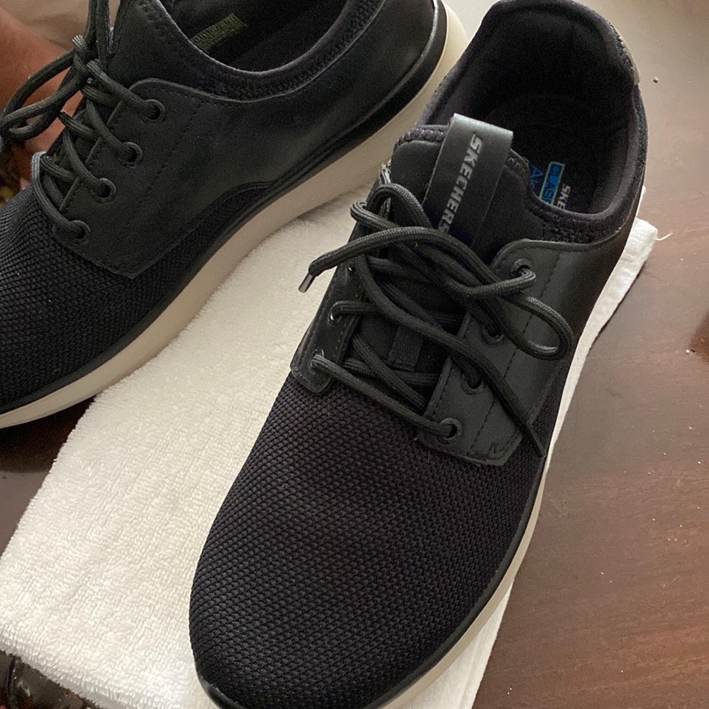 Skechers classic fit air-cooled memory foam with go go mat arch.  Size 12